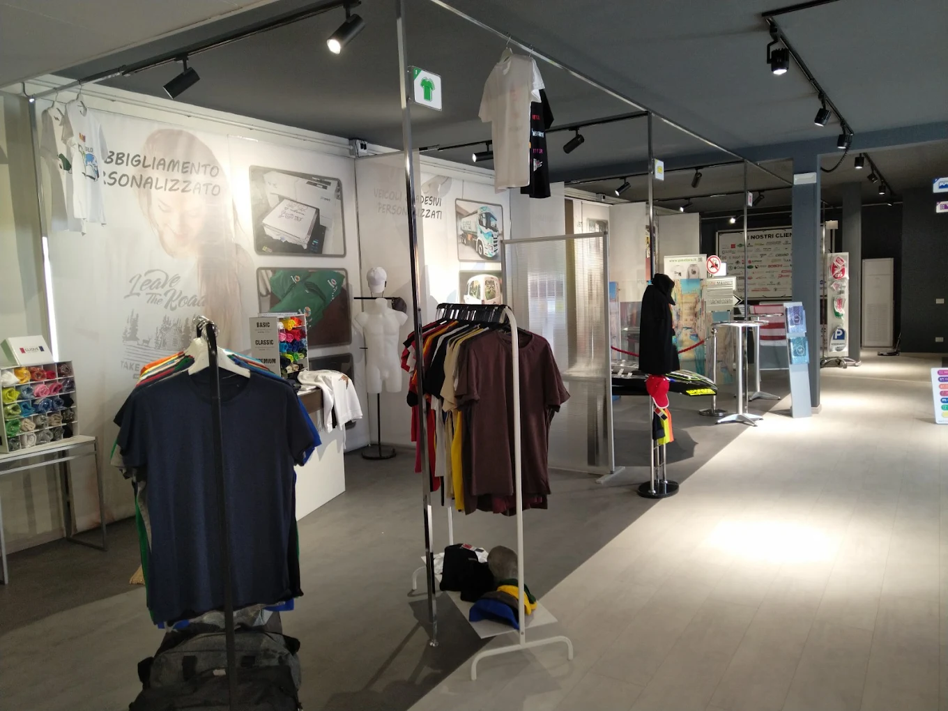 Interno dello showroom Printing Market ad Asola